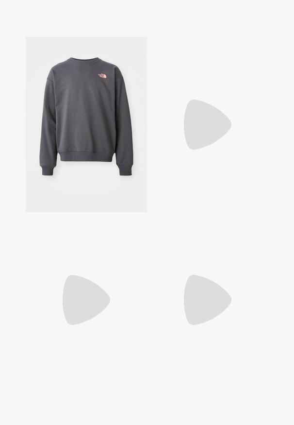 Grauer Sweatshirt aus Baumwollmischung, mit Rundhalsausschnitt, gerippte Bündchen und Saum. Enthält ein kleines pinkes Logo auf der oberen linken Brust.; The North Face COORDINATES TEE - T-Shirt print - white dune; Schwarze Sweatpants mit elastischem Bund, lockerer Passform, gerippten Beinabschlüssen, glatter Textur und ohne sichtbare Muster oder Hardware-Akzente.; Weiße Sportschuhe mit strukturierten Überzügen, einer dicken Sohle und grauen Akzenten. Tragen mit weißen Crew-Socken und grünen Shorts auf einer blauen Oberfläche.