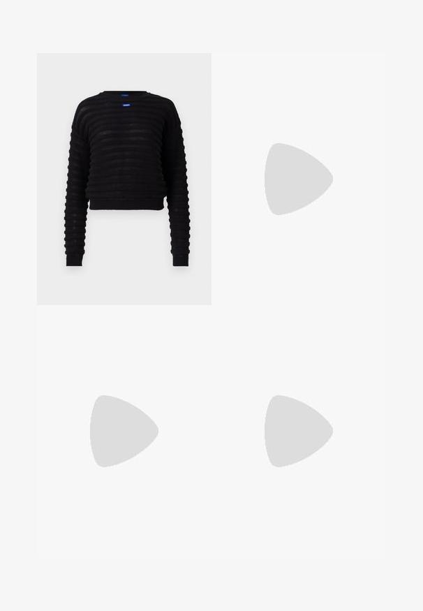 Maglione corto nero con texture a costine, maniche lunghe e scollo rotondo. Presenta un'etichetta con logo blu sul davanti. Realizzato in materiale leggero.; Camicia button-up a strisce blu chiaro e bianche, con maniche lunghe, colletto e ricamo del logo sul petto in maniera sottile. Texture liscia.; Gonna nera con design svasato, dotata di due tasche frontali con dettagli bianchi, chiusura a bottone e una texture di tessuto liscia.; Scarpa nera in pelle con tacco alto, punta affusolata, cinturino alla caviglia e tacco sottile. Texture liscia con un accento dorato alla base del tacco.