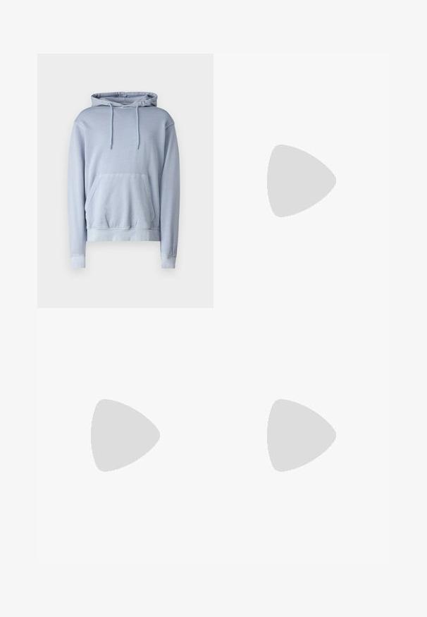 Hele sinine kapuutsiga dressipluus, mis on valmistatud pehmest materjalist, ees oleva taskuga, nööriga kapuutsi ja soonikute krae ning alläärega. Sujuv, lihtne disain ilma mustriteta.; Valge puuvillane t-särk lühikeste varrukatega, ümar kaelus ja kontrastse õmbluse detail kaeluse ning varrukate ümber.; Mustad teksapüksid laia sirge lõikega, ees nupuga sulgemine ja viis taskut. Pehme tekstuur ja pleekinud viimistlus.; Halli ja valge tennis鞋, millel on nubuk- ja nahkdetailid, ümar varvas, lamedad nöörid ning kummist tald, millel on kola aktsent.