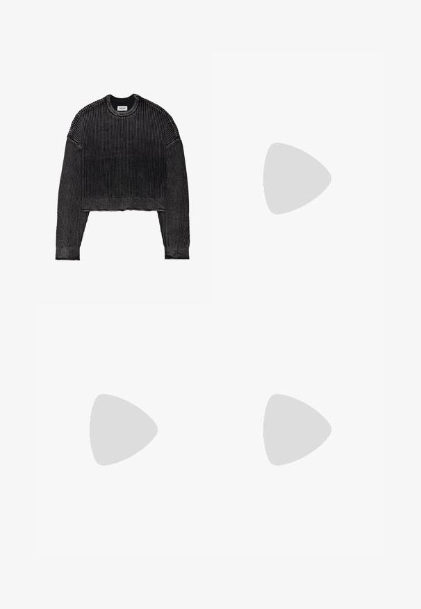 YOURTURN Jersey de punto - dark grey; Jeans negros de pierna ancha hechos de mezclilla. Cuenta con una cinturilla estándar, cinco bolsillos y herrajes metálicos. Detalles de costura a lo largo de las costuras.; Botas de tobillo de ante beige con un cuello acolchado negro, ojales de metal y suela de goma texturizada. Presenta un logo grabado en el lateral.; Gafas de sol rectangulares negras con lentes oscuros, acabado brillante, patillas anchas y un diseño de marco robusto. Nombre de la marca grabado en una de las patillas.