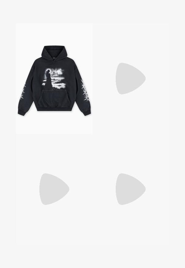Μαύρο φούτερ με κουκούλα που διαθέτει μπροστινό σχέδιο με τη φιγούρα ενός ατόμου πάνω σε ένα σύννεφο. Περιλαμβάνει τσέπη τύπου καγκουρό και αστέρια στα μανίκια.; Nike Performance FLY CROSSOVER SHORT - Αθλητικό σορτς - black/white; Αθλητικό παπούτσι σε ασημί και μαύρο χρώμα με συνδυασμό πλέγματος και συνθετικού υλικού, όγκο στο σχέδιο και υφή. Διαθέτει επενδυμένο κολάρο και καουτσούκ σόλα.; Μαύρα ορθογώνια γυαλιά ηλίου με γυαλιστερή φινίρισμα, σκούρους φακούς και χρυσές λεπτομέρειες στα χερούλια με το λογότυπο.