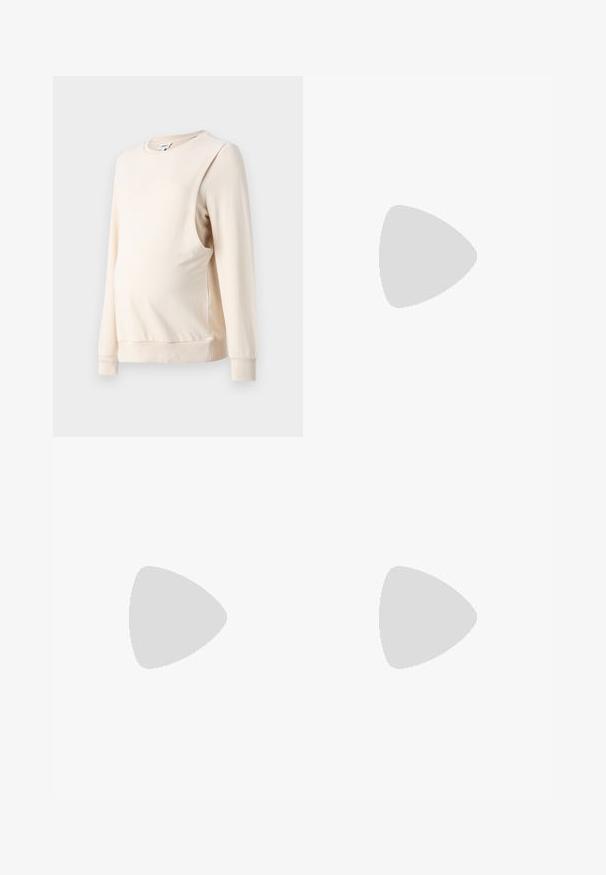 Beige graviditetströja med lång ärm, rund hals och sidopanel för att rymma en växande mage. Mjuk bomullstyg med ribbad nederkant.; Ljusbeige gravidbyxor med en stretchig midja, snörningsdetalj och två sidfickor. Tillverkade av mjukt, stretchy tyg.; Vit sneaker tillverkad av slätt syntetmaterial, med rundad tå, snörningsdesign, platt sula och subtil perforerad detaljer.; Svart handväska med strukturerad form, slät yta och metallspänne. Matchad med vida svarta byxor och sandaler med öppen tå på trägolv.