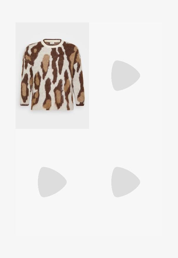 Strickpullover mit cremefarbener Basis und braunem sowie beigem Tiermotiv. Runder Halsausschnitt, lange Ärmel, weicher Stoff und lockere Passform.; Schwarzes Baumwoll-T-Shirt mit einem Leoparden-Graphic in Gold und dem Text "BLEIB WILD UND FREI, aber sei anders" darunter. Kurze Ärmel, runder Hals.; Schwarze Jeans aus Denim mit schlanker Passform, Fünf-Taschen-Design, vorderer Knopfverschluss und leichtem Stretch für Komfort. Flache, glatte Textur mit minimalen Details.; Schwarze Leder-Ankle-Boots mit glatter Oberfläche, elastischen Seitenpanelen und einem massiven Absatz. Sie verfügen über eine Zugschlaufe für einfaches Anziehen.; Silberne Metallohrringe mit einem wellenförmigen, skulpturalen Design, das eine polierte Oberfläche und unregelmäßige Formen aufweist, die eine zeitgenössische Ästhetik betonen.