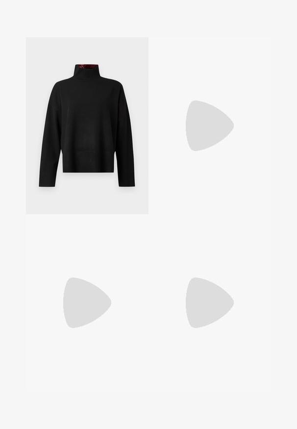 Zwarte coltrui, gemaakt van zachte gebreide stof. Heeft een geribbelde kraag en manchetten, met een losse pasvorm en een cropped lengte.; Zwarte neplederen broek met een gladde textuur, elastische tailleband en uitlopende zoom, met verticale naaddetails.; Zwarte leren enkelboots met een vierkante neus, voorzien van een brede band en metalen gespdetails. De boots hebben een chunky zool en een gladde textuur.; Zwarte leren handtas met een gebogen vorm, afneembare schouderband en gouden hardware. De tas heeft een klep met een gespsluiting.