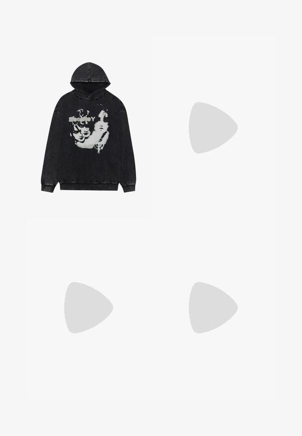 Czarna bluza z kapturem z przetarciami. Na przodzie znajduje się graficzny nadruk białych twarzy. Miękka faktura, luźny krój.; Czarna dżinsowa mini spódnica z dwoma przednimi kieszeniami, bocznymi klamrami i dopasowanym pasem. Posiada gładką fakturę i prosty dół.; Białe, wysokie trampki wykonane ze skóry, z paskiem na klamrę, okrągłym noskiem, grubą podeszwą i pionowymi detalami szwów.; Srebrne kolczyki w formie obręczy o minimalistycznym designie. Okrągły kształt, gładka faktura i cienki profil. Lekkie, z polerowanym wykończeniem.