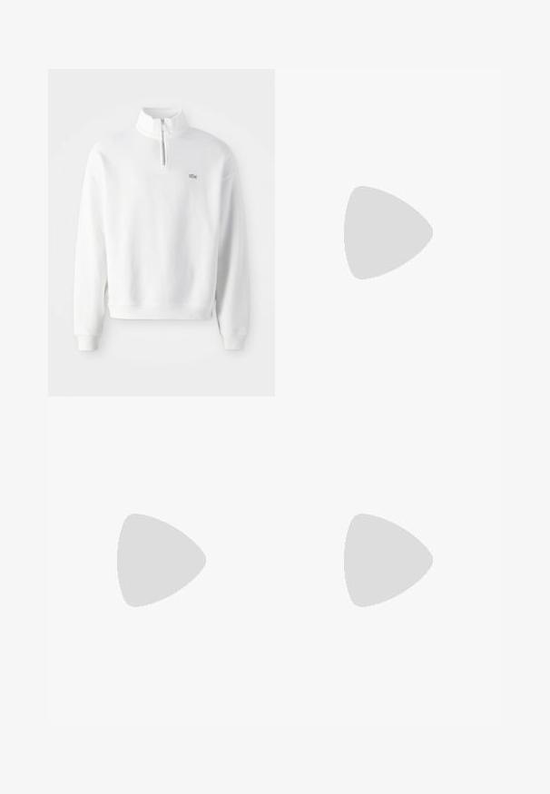 Sweatshirt branco com colarinho de meia zip, mangas longas e punhos canelados. Apresenta um pequeno logótipo no peito e um design de ajuste relaxado.; Conjunto de três t-shirts de manga curta nas cores preto, cinza e branco. Feitas em algodão, com gola redonda e um design simples, em cores sólidas.; Calças soltas de cor azul claro, com cintura elástica e cordão ajustável; feitas de um tecido suave e respirável, com uma textura lisa.; Sapatos pretos de veludo com solas planas, bico redondo e ilhós duplos. Usados com meias cinzentas de malha com tranças. Textura suave e design simples.