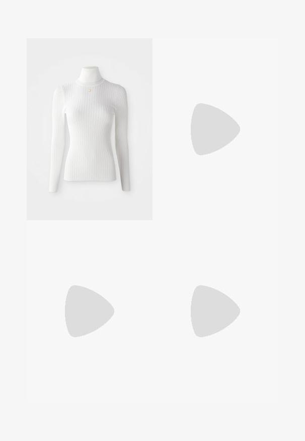 Bílý žebrovaný rolák vyrobený z měkkého materiálu, s dlouhými rukávy a malým zlatým akcentem na výstřihu.; Džínové šortky v tmavě modré barvě s opraným vzhledem, s bílým nápisem "ICON" na levé nohavici a oranžovou textilní nášivkou poblíž pasu.; Černá kožená sandálová bota s špičatou špičkou a zlatým kovovým špičákem. Obsahuje design s výřezy a štíhlý podpatek s nastavitelným páskem.; Černá prošívaná kožená kabelka se zlatým řetízkem, vybavená zakřiveným zlatým kováním a klopovým zapínáním. Kompaktní obdélníkový tvar.