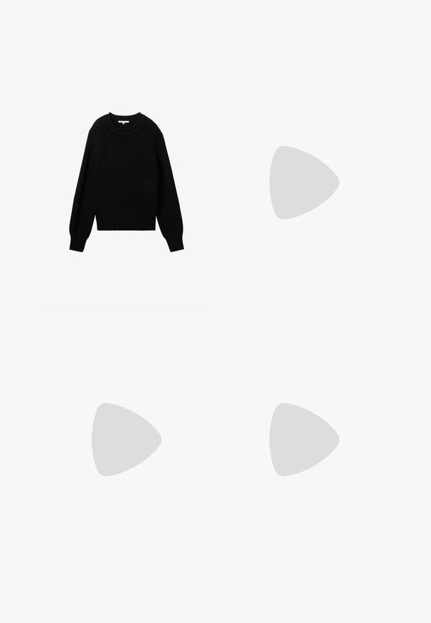 Pull en maille noire avec un col rond, ourlet côtelé et coutures d'épaule tombantes, présentant un tissu texturé et une coupe légèrement oversize.; Jean en denim bleu clair avec taille haute, jambes droites, design classique à cinq poches et décoloration subtile sur l'ensemble.; Chaussure plate en cuir verni rose avec un bout arrondi, une bride à la cheville et un petit talon carré. Texture lisse et design minimaliste.; Sac à main noir à la forme structurée, texture lisse et fermoir métallique. Associé à un pantalon noir ample et des sandales ouvertes sur un sol en bois.