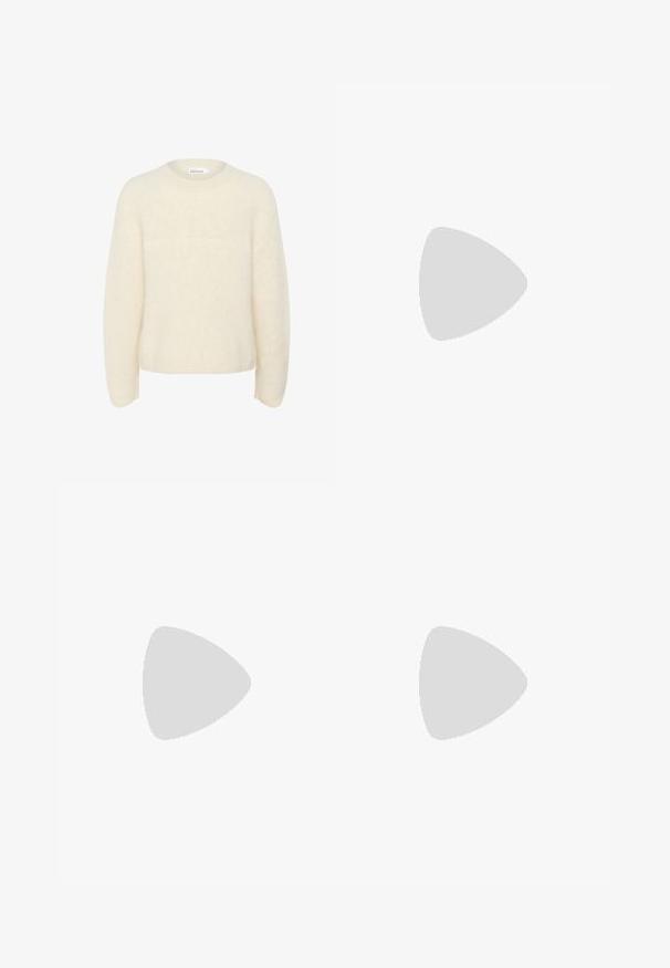 Ivory, prenapihnjen pulover iz mehke, teksturirane tkanine. Ima okroglo ovratnico in dolge rokave s sproščenim krojem. Brez vidnih vzorcev.; Črn kratkolasni T-shirt iz bombaža. Ima okroglo izrezano ovratnik in sproščen kroj, z gladko, mehko teksturo. Brez vzorcev ali okraskov.; Bela denim kavbojke s ravnim krojem, petimi žepi in bakrenimi dodatki. Neobdelani robovi na gležnjih.; Bež semiš čevlji s zaobljenimi prsti in nizkim profilom. Imajo vezalni dizajn ter šivane detajle. Nosijo se z skrajšanimi modrimi džinsami.