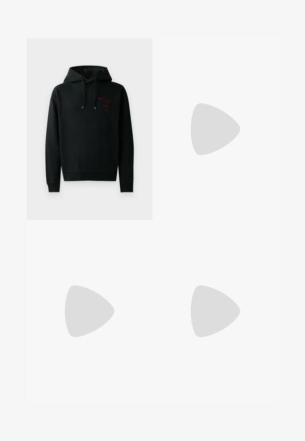 Zwarte hoodie met een kangoeroezak, voorzien van een rode bedrukte logo op de borst. Trekkoorden met zilveren punten en ribgebreide manchetten. Katoenen materiaal.; Dsquared2 LOOSE FIT TEE - T-shirt print - white; Witte katoenen shorts met een rechte snit, voorzien van een vlakke voorkant, riemlussen en een gladde textuur. Geen zichtbare patronen of accenten.; Zwarte leren instappers met een ronde neus, voorzien van een gouden hardware accent en stikdetails, geplaatst op een lage, getextureerde rubberen zool.