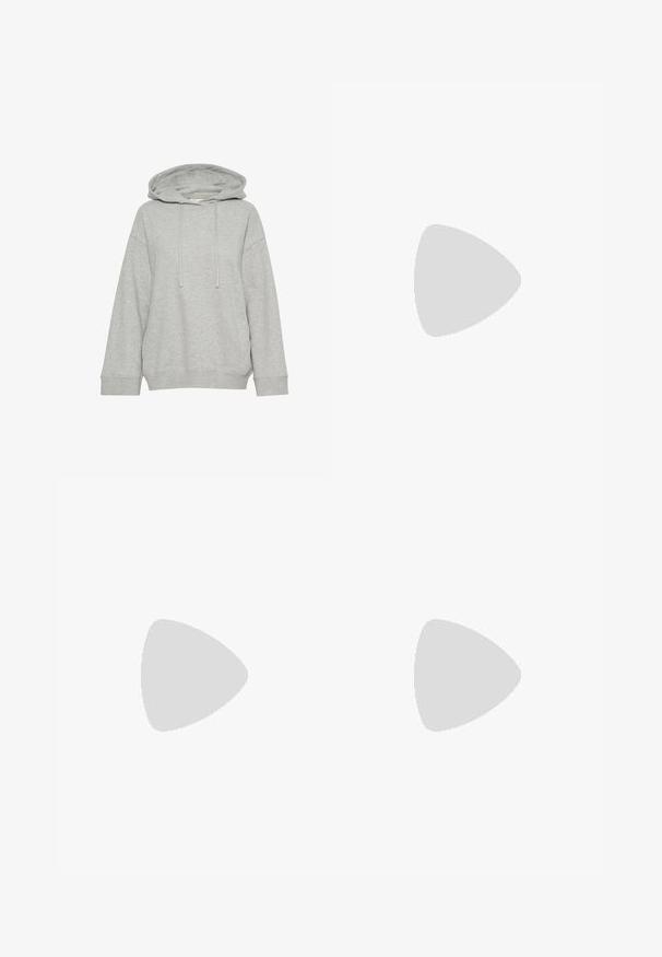Graue Kapuzenjacke mit einem lockeren Schnitt, ausgestattet mit langen Ärmeln, Kordelzug und gerippten Bündchen. Hergestellt aus weichem, strukturiertem Stoff.; Helleblaue Jeans aus Denim mit geradem Bein, fünf Taschen-Design und sichtbarem Verblassen an den Oberschenkeln. Mit Knopfverschluss und Gürtelschlaufen.; Beige gestrickte Sneakers mit strukturiertem Obermaterial, weißer Gummisohle und Schnürsystem. Kombiniert mit lockeren beige Cargo-Hosen.; Schwarze Leder-Umhängetasche mit glatter Textur, geschwungenem oberen Rand und einem einzigen Tragegurt. Sie verfügt über einen Reißverschluss und ein minimalistisches Design.
