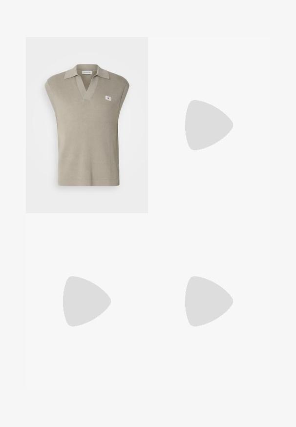 Ärmelloses, hellgraues, geripptes Strick-Polo-Top mit V-Ausschnitt und umgeschlagenem Kragen, das ein kleines CK-Logo-Patch auf der linken Seite trägt.; Weißes Baumwoll-T-Shirt mit Rundhalsausschnitt, kurzen Ärmeln und einem bedruckten Logo. Verfügt über ein minimalistisches Design und eine lockere Passform.; GANT REG SHIELD  - Jogginghose - milky matcha; Weiße Ledersneaker mit glatter Oberfläche, runde Zehenpartie, Schnürdesign und dezente Logo-Details an der Seite, kombiniert mit beigen Hosen.