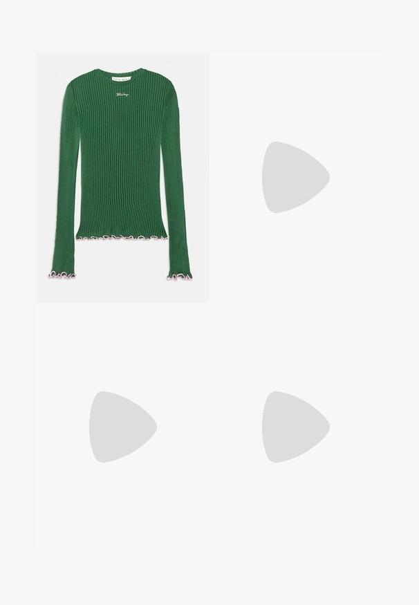Maglietta verde a maniche lunghe a coste con collo tondo e maniche svasate, con bordi scallopati rosa ed un piccolo logo ricamato sul petto.; Blusa colorata a maniche lunghe con righe verticali in rosa, giallo, verde e arancione. Realizzata in tessuto morbido con colletto e chiusura a bottoni.; Pantaloni a gamba larga con elastico in vita, caratterizzati da righe verticali in colori pastello: giallo, rosa, verde, blu e viola chiaro. Texture liscia.; Ballet flats nere con cinturino alla caviglia regolabile, decorate con borchie argentate, tessuto testurizzato, punta arrotondata e piccolo fiocco sulla parte anteriore.