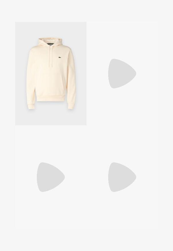 Felpa color crema realizzata in tessuto morbido, con tasca a marsupio, polsini a coste e un piccolo logo verde sul petto.; T-shirt color beige chiaro in cotone, con scollo rotondo, maniche corte e una stampa con il nome del marchio "GUESS" in grigio scuro.; Pantaloni jogger verde scuro realizzati in tessuto morbido, con vita elasticizzata, polsini a coste e un piccolo logo sul lato.; Sneaker Lacoste grigie scure in materiale mesh e sintetico, con suola testurizzata e dettagli marroni sul colletto e sul branding.; Occhiali da sole trasparenti in plastica con lenti rettangolari marroni, dotati di sottili aste trasparenti e dettagli in metallo sulle tempie.