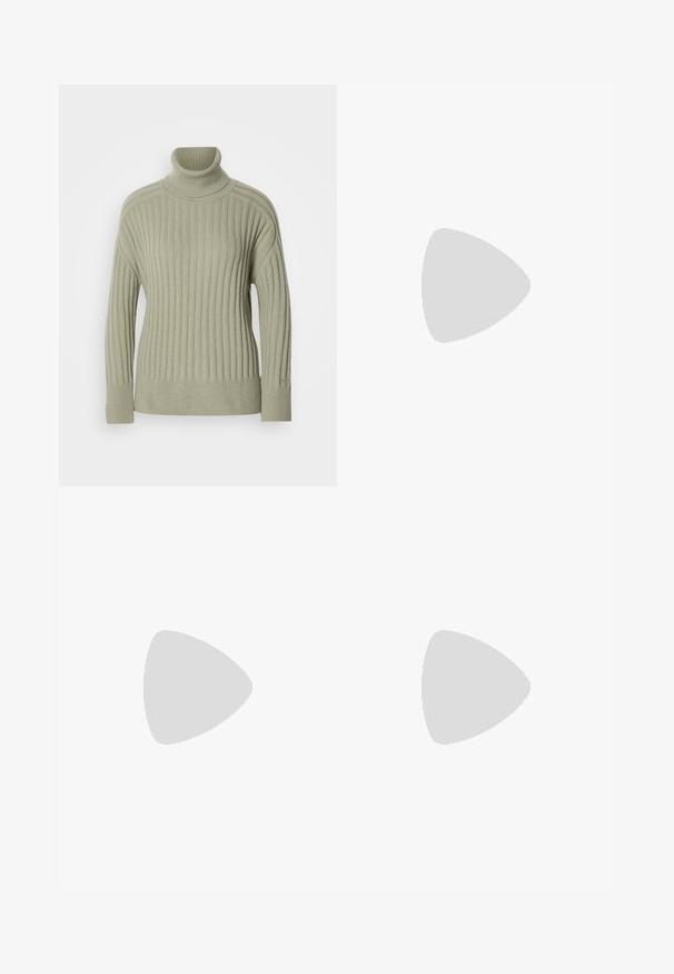 Pulover de culoare verde deschis cu guler înalt, realizat din țesătură tricotată cu model în caneluri. Design cu umeri căzuți, detalii de cusătură minime și mâneci lungi.; Cămașă albă cu mâneci lungi, cu guler clasic, realizată dintr-un material ușor, având închidere cu nasturi și o croială ușor lejeră.; Jeans din denim bleu închis, cu talie înaltă și picioare largi, prevăzute cubuzunare frontale și închidere cu nasture. Prezintă cusături contrastante și o textură netedă.; Botine maro din suede, cu vârful ascuțit, panouri laterale elastice și toc mic bloc. Au tab-uri pentru a fi ușor de încălțat.; Geantă de tote din piele albă, cu o formă structurată, cusături proeminente, etichetă din metal aurie și două mânere. Superfață texturată cu buzunare laterale.