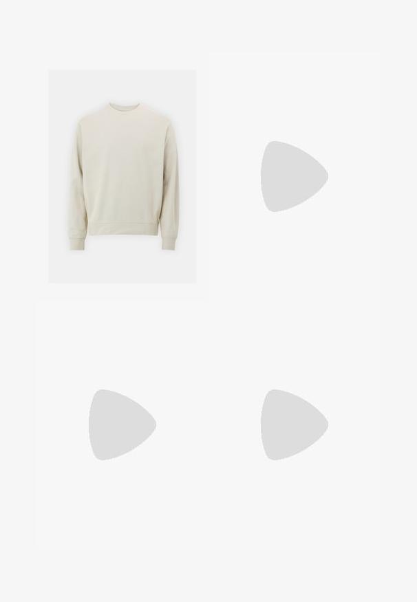 Svetlo bež sweatshirt iz mehkega blaga s krožnim izrezom, dolgimi rokavi ter rebrastimi manšetami in robom. Minimalističen dizajn, brez vidnih vzorcev.; Svijetlosmeđi šortsevi napravljeni od laganog materijala, s elastičnim pojasom i vezicom, bočnim džepovima i diskretnom oznakom.; Črne usnjene čevlje z gladko teksturo, zaobljenim nosom in vezikami; ima nizek profil podplata in zanko na hrbtni strani.; Črne pravokotne sončna očala s temnimi lečami, ki imajo značilno obliko in blagovno znamko na ročaju. Nosijo jih oseba v zeleni majici.