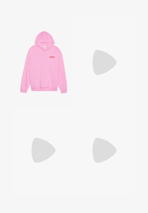 Roze hoodie gemaakt van zachte stof met een voorkant zak, trekkoordkap en het woord "DELIGHT" in het rood gedrukt op de borst.; Lichtblauwe denim jeans met een uitlopende pijpdesign, voorzien van vijf zakken, een knoopsluiting aan de voorkant en subtiele vervaging overal.; Witte sneaker met zwarte en grijze accenten, voorzien van een grijze neus met textuur, zwarte rubberen zool en platte witte veters. Schoon ontwerp, minimalistische stijl.; Zwarte stof heuptas met een afgeronde vorm, voorzak met rits en een gladde textuur. Geen zichtbare patronen of accenten. Lichtgewicht ontwerp.