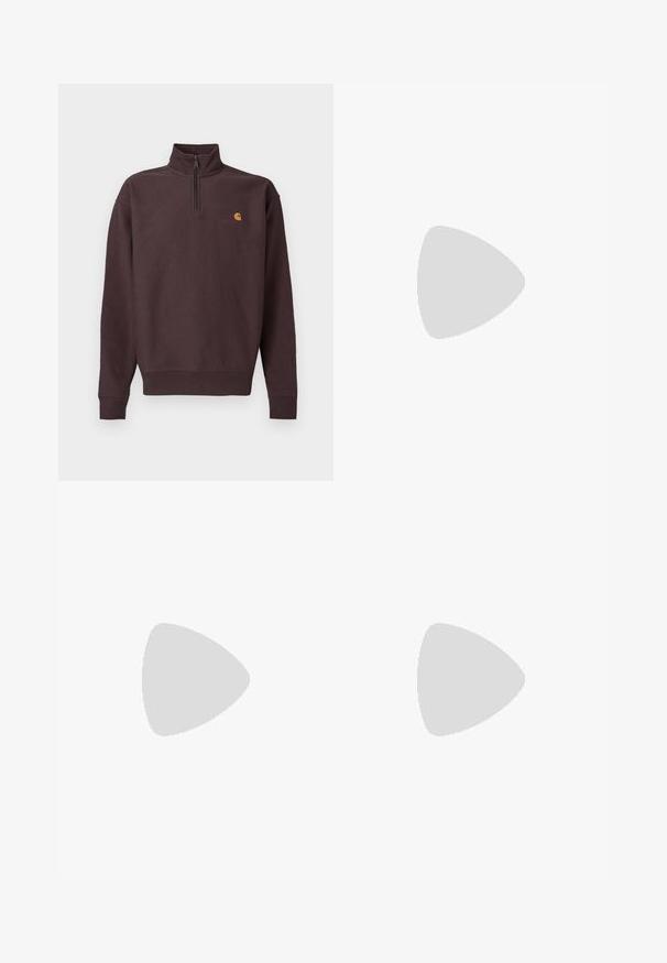 Mørkebrun sweatshirt med lynlåshals i blødt stof og lange ærmer. Har et lille gult og rødt logo på brystet. Elastiske manchetter og kant.; Langærmet camouflage skjorte i grønne og brune nuancer med et lille firkantet Carhartt-logo på venstre bryst.; Olivengrønne bukser af holdbart stof med et design i lige ben, forlommer og knaplukning. Glat tekstur.; Grå sportssko med overdel i mesh og ruskind, hvide accenter, en polstret sål og et særpræget design med reflekterende elementer.