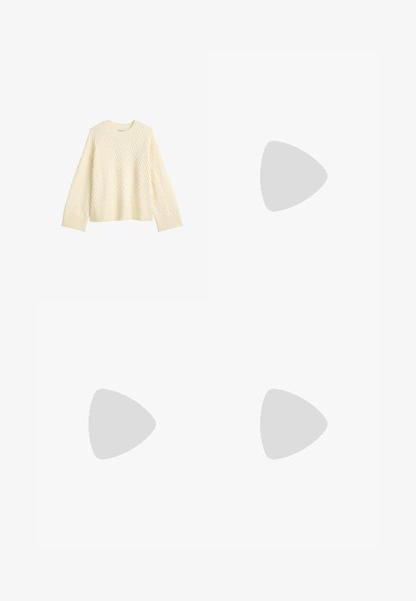 Crème kleurige gebreide trui met een gestructureerd visgraatpatroon, ronde halslijn en ribgebreide manchetten en zoom. Rechte pasvorm met verlaagde schouders.; Navyblauwe wijde broek van zachte stof, voorzien van voorplooien, een gladde textuur en een rechte pasvorm zonder zichtbare zakken.; Bordeaux leren loafers met een franjerand, ronde neus en een lage, solide zwarte hak. Gedetailleerde stiksels langs de zool.; Drie haarspelden: één gemarmerd in zwart en wit, twee tortoise-shell in bruine en zwarte tinten, allemaal gemaakt van glanzend plastic met een gewelfde afwerking.