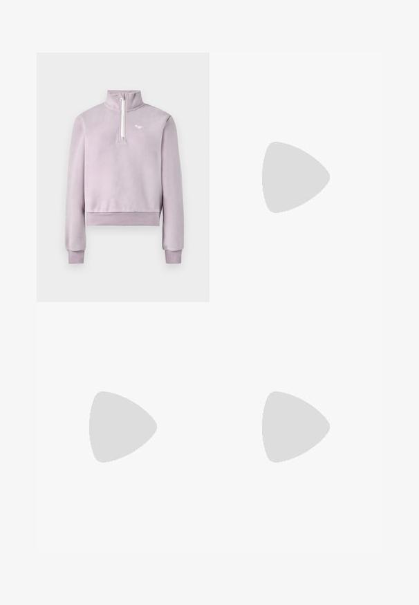 Lavendelfärgad fleece-pullare med halvmatchande dragkedja framtill, hög krage, ribbade muddarna och nederkant, samt liten vit logotyp på bröstet, liggande platt på vit bakgrund.; Ljusrosa skjorta med knappar, mönstrad textur, långa ärmar, en bröstficka och en liten logotags på fickan.; Marinblå veckad kjol tillverkad av lättviktig tyg; har en elastisk midja och ett litet dragkedjefack, med en vit Adidas-logotyp framtill.; Vita lädersneakers med beige mockadetaljer, perforerad tåbox, platta snören och en texturerad krämfärgad sula. Har diskret varumärkning på hälen.