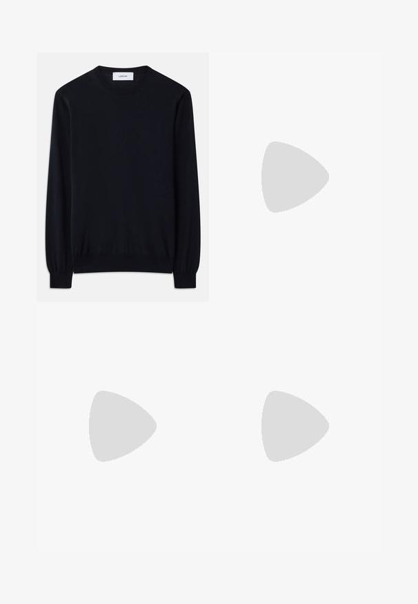 Mustas crew neck -neule, joka on tehty sileästä neulekankaasta. Pitkät hihat, joissa on tiukat hihansuut, ja rento malli kautta kehon.; Harmaa pitkähihainen polo-paita teksturoidusta kankaasta, jossa on klassinen kaulus, kolme nappia ja ribattu hihansuu.; Vaaleansiniset farkut suoran lahkeiden leikkauksella, hillityllä haalistumisella, viidellä taskulla ja napilla vyötärön kiinnityksessä.; Mustat nahkakengät, joissa on sileä pinta, pyöreä kärki ja koristeellinen nauha jalkapöydän yli. Matala pinoitu koroke, minimalistinen muotoilu.