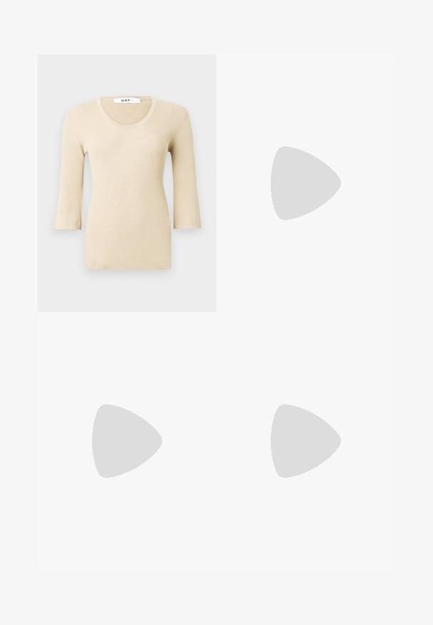 Top bej rib cu mânecă lungă, cu decolteu rotund. Textura este netedă și ajustată. Manșetele evazate adaugă un detaliu de design subtil.; Jeans din denim bej, cu talie înaltă și picioare late, având cusături ușoare și închidere cu fermoar frontal. Fără buzunare vizibile.; Tenis din piele crem cu vârf rotund, design cu șireturi, accente texturate și talpă din cauciuc texturată cu un model de tracțiune în zigzag.; Geantă tote din suede maro cu margini moi din blană crem, mânere duble și închidere cu clapetă rectangulară argintie, pe un fundal alb simplu.