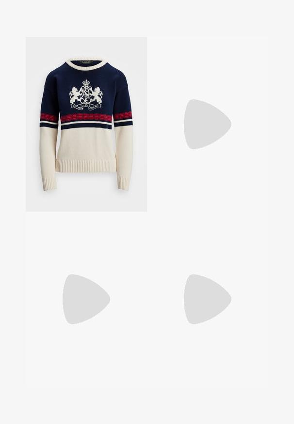 Maglione lavorato a maglia con un corpo blu navy, dettagli crema e una striscia a motivo rosso. Logo centrato con due leoni e "L.R.L. 1967."; T-shirt bianco in cotone con collo rotondo, maniche corte e vestibilità morbida, caratterizzato da un design semplice e privo di motivi o accenti visibili.; Pantaloni larghi beige con una texture liscia, dotati di chiusura a doppio bottone e tasche laterali. Frontale piatto con dettagli della piega pressata.; Stivali bianchi fino alla caviglia con una finitura liscia, punta quadrata e tacco a blocco di altezza media. Le cuciture accentuano il design minimalista.