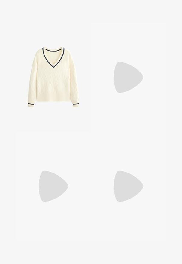 Krém színű pulóver gyémántmintával, V-dekoltázs, bordás aljjal és tengerész kék részletekkel a nyaknál és az ujjak végén. Mászott textúra.; Fekete ujjatlan felső, textúrált, csillogó anyagból készült. Kerek nyakkivágással és díszítések nélküli, testhezálló kialakítással rendelkezik.; Fekete, széles lábú nadrág sima anyagból, magas derekú, pliszékkel és elegáns kialakítással. Egyszerű fekete kiegészítők a dereknál.; Fehér hálós sportcipők ezüst részletekkel és texturált talppal, egy piros felületen elhelyezve, kockás nadrággal párosítva.