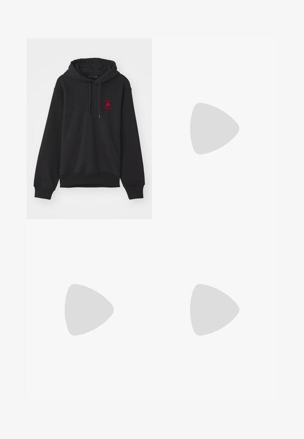 Must mustriga, millel on esikott, reguleeritav kapuuts ja rindkere kohal punane tikandatud logo.; Must must t-särk, millel on ümmargune kaelus, lühikesed varrukad ja lõdva soe. Lihtne disain, sile tekstuur ja nähtamatud mustrid või logod.; Tumedatehased, mis on valmistatud puuvillast, lõdva lõikega, eesplekkide ja lame vöökohaga, millel on vööaasad.; Valged tossud sileda viimistlusega, sinised tekstuuriga aktsendid krae ümber ja paks tall. Omavad ümmarguseid paelu ja madalat disaini.