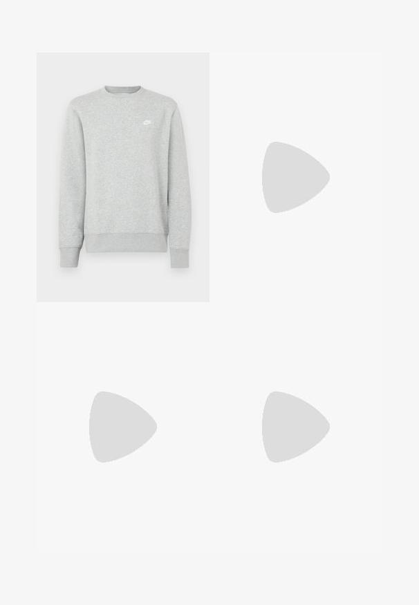 Szara bluza z miękkiego materiału polarowego, z prążkowanymi mankietami i dołem, z małym białym logo Nike na piersi.; Khaki bawełniane spodnie o prostym kroju, z pojedynczym zapięciem na guzik, szlufkami na pasek oraz dwiema kieszeniami bocznymi. Gładka tekstura.; Szare i czarne buty biegowe Nike z widocznym, sprężystym tłumieniem pod podeszwą oraz białym logo swoosh po boku.; Czarne okulary przeciwsłoneczne z matowym wykończeniem, prostokątne soczewki, lekko wygięte zauszniki, subtelny detal z logo oraz szkła w odcieniu dymnym.