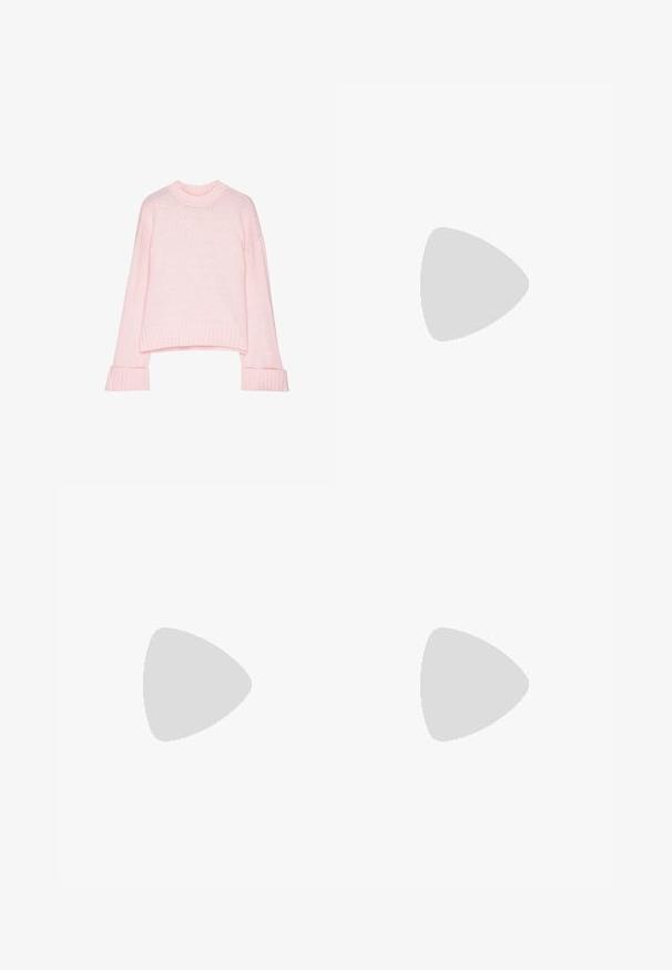 Suéter de punto rosa claro con puños, cuello y dobladillo acanalados, que presenta un ajuste ligeramente corto y mangas largas.; Pantalones acampanados de canalé negros con una cintura alta, que cuentan con una textura suave y un diseño sencillo. Los detalles incluyen un leve acampanado en el dobladillo.; Botín de ante en color marrón claro con suela de plataforma, punta redondeada y detalles de costura; cuenta con una lengüeta en la parte trasera para facilitar su uso.; Bolso de hombro de imitación cuero marrón con forma curva, costura mínima y un acento de hardware en tono dorado. Presenta un cierre de cremallera en la parte superior y una correa ajustable.