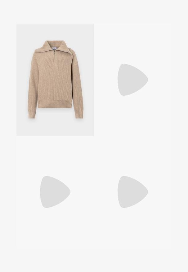 Beige gestrickter Pullover mit einem halbseitigen Reißverschlusskragen, gerippter Textur und langen Ärmeln. Hat eine verkürzte Passform und einen weichen, warmen Stoff.; Braune Leder-Hosen mit weitem Bein, elastischem Bund und glatter Textur, die über eine Nahtdetails an Vorder- und Rückseite verfügen.; Schwarze Knöchelstiefel mit glänzendem Lederfinish, elastischen Seitenpaneelen, Ziehlaschen und einer dicken, strukturierten Gummisohle. Klobiges Design, elegante Silhouette.; Braune Leder-Clutch mit goldener Verschlussrahmen und kurzem goldenen Kettenhenkel, die eine weiche, geraffte Textur auf weißem Hintergrund aufweist.