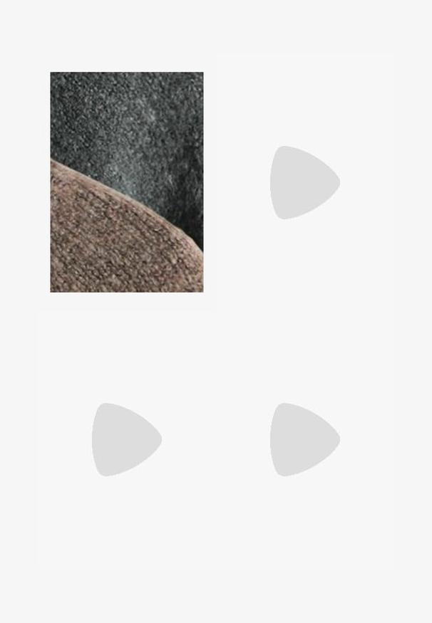 Strukturierten Stoff in Grau- und Brauntönen, mit einer glatten Kurve und einer leicht flauschigen Oberfläche. Der Hintergrund ist eine dunklere, matte Textur.; Kurzärmeliges, knöpfbares Hemd in hellbeige. Verfügt über einen klassischen Kragen, eine weiche Textur und eine lässige Passform. Die Knöpfe sind weiß. Schlichtes Design.; Hellblaue Jeans aus Denim mit lockerem Schnitt, geradem Bein, Knopfleiste und Fünf-Taschen-Stil sowie dezenten Verblassungen und Ziernähten.; Schwarzer Lederloafer mit runder Zehenpartie, schlupfendem Design und dezenten Nahtdetails entlang des Oberteils. Flache Gummisohle.; Schwarze Lederhandschuhe mit glatter Oberfläche, die ein gerafftes Designdetail am Handgelenk und ein kleines Logo auf der Manschette aufweisen.