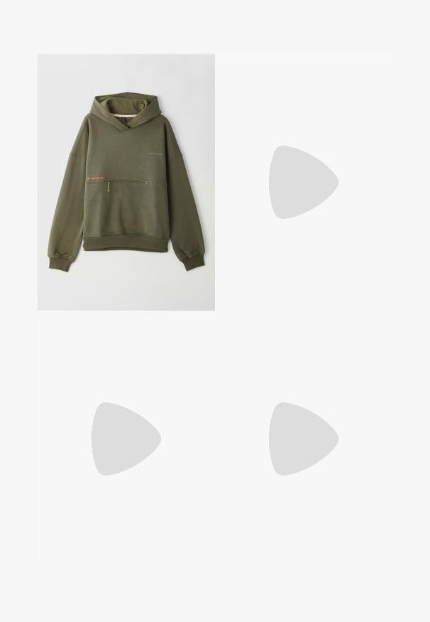 Oliven grønn hettegenser laget av myk stoff, med en frontlomme, høy hals og trykt tekst med små detaljer i lys farge.; Hvit sports tank topp med scoop hals, oransje merkevarekant og metallisk trykk med teksten "løp med sinnet." Har minimaliste design elementer.; Olivengrønne træningsshorts med elastisk talje, inderfor, perforerede sidelommer og en rød logoaccent.; Lysfargede treningssko med et teksturert hvitt stoffoverdel, oransje snøring og en tykk, polstret såle. Tre-stripesdesign på siden.