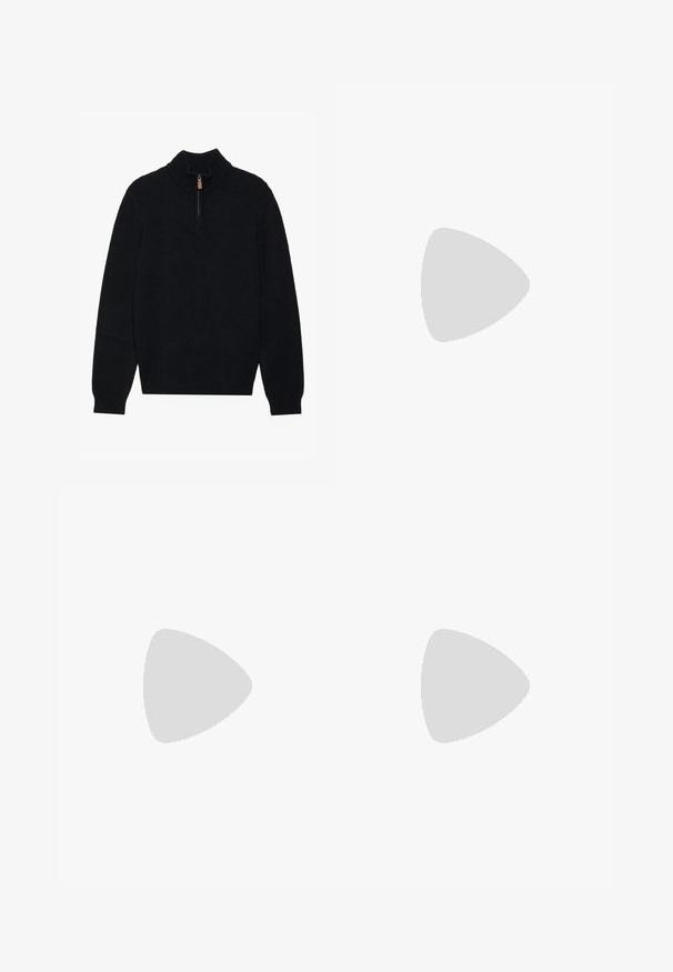 Maglione nero con collo alto e chiusura a mezza zip, realizzato in un morbido tessuto strutturato. Presenta polsini e orlo a coste.; Jeans dritti di colore azzurro realizzati in denim, con cinque tasche, chiusura con bottone e leggera scoloritura per il texture. Nessun marchio visibile.; Sneakers neri con tomaia in suede e materiale sintetico, caratterizzati da tre strisce bianche, suola in gomma testurizzata e etichetta blu sul linguetta.; Borsa da viaggio in pelle marrone con chiusura a zip, doppie maniglie, tracolla regolabile e motivi di texture visibili sulla superficie.