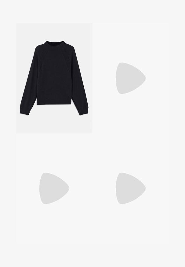 Pulover în nuanță închisă de navy, cu guler rotund, mâneci lungi tip raglan, manșete ribbate și tiv drept. Fabricat dintr-un material tricotat moale și texturat.; Pantaloni negri evazați, realizați dintr-un material neted, având un tiv de înălțime medie și un design curat, croit, fără embellisment vizibil.; Adidași albi cu accente negre, având un design texturat pe lateral, șireturi negre și talpă din cauciuc. Logo și artă pe partea superioară.; Geantă de mână din piele neagră cu un lanț din argint, având accente decorative în formă de aripi și cusături albe de-a lungul cusăturii de jos.