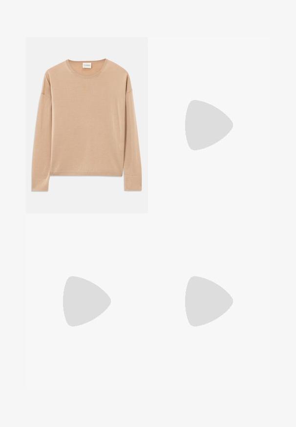 Beige pika pikkade varrukatega sviiter, ümmarguse kaelusega, vabalt seisev ja soonikuga detailidega varrukatel ja allääres. Pehme, sile tekstuur minimaalsete disainielementidega.; Heledad sinine laiad teksapüksid, millel on rippuvad voldid ees, nup closure ja sirged lõpud, neil on kogu ulatuses tuhm tekstuur.; Valge sportlik king, millel on võrkkangas ülemine osa, sidumisdisain, ümar varvas ja tekstuuritud kummist tald minimaalset brändimist.; Pruun nahkne õlavarre kott, millel on poolkuu kuju, kitsas pruun rihm ja disksed kuldse sära aktsendid. Omab siledat tekstuuri ja minimaalset õmblust.