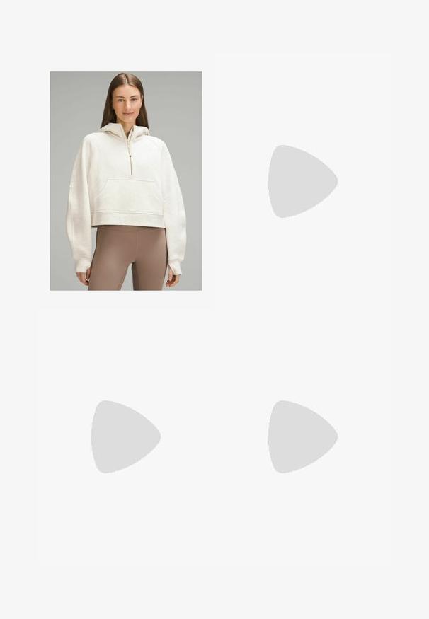 lululemon SCUBA OVERSIZED HALF-ZIP - Felpa con cappuccio - heathered bone gold; Pantaloni larghi marroni realizzati in tessuto morbido, dotati di vita alta, texture sottile e una silhouette fluida senza chiusure o decorazioni visibili.; Stivaletti alla caviglia in suede beige con un interno morbido, dotati di suola platform e di una linguetta sul retro per una facile indossabilità. Suola in gomma texturizzata.; Borsa a tote beige trapuntata con due manici, forma arrotondata, tessuto testurizzato e tasca laterale con coulisse. Finitura liscia, design minimale.