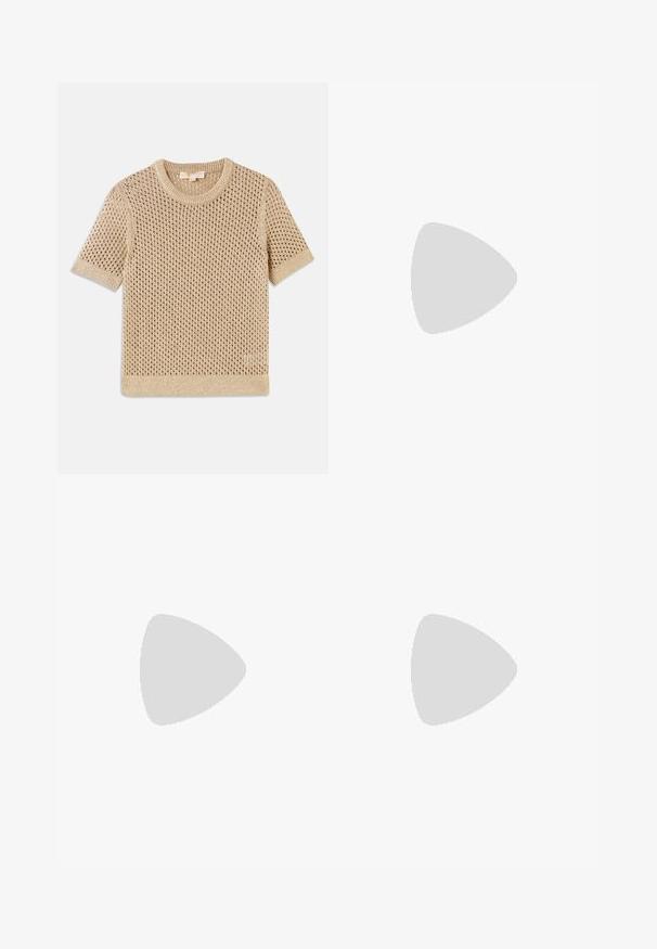 Beige gebreid trui met korte mouwen en open gaasontwerp, ronde halslijn en geribbelde zoom. Lichtgewicht textuur, geschikt voor warmer weer.; Wijd-zit jeans van off-white denim. Hooggaande taille met een knoopsluiting, twee voorzakken en contrasterende stikdetails.; Zwarte schoenen met dikke zolen en een glanzende afwerking, gecombineerd met witte wide-leg broeken. Opvallende dikke profiel en gladde textuur op de schoenen.; Zwarte leren schoudertas met twee vo pockets, gouden gespen, ritsluiting en een smalle band. Tekstuur oppervlak en compacte rechthoekige vorm.