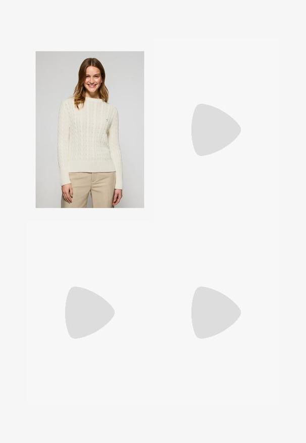 Krämfärgad kabelstickad tröja med ribbade avslut och ärmar. Mjuk textur, rund halsringning, med en liten broderad logotyp på bröstet.; Ljust rosa skjorta med knappar och långa ärmar, en spetsig krage och en liten marinblå logotyp på bröstet. Gjord av bomull med en mjuk textur.; Vita denimshorts med en strukturerad midja, silverknappdetalj och textilstruktur. Har framfickor och prydlig sömnad.; Bruna läderknähöga stövlar med rund tå, dragkedja på sidan och en liten spänndetalj upptill, med en slät yta.; Brun läderhandväska med vävd textur, dragkedjestängning och avtagbar rem på vit bakgrund.