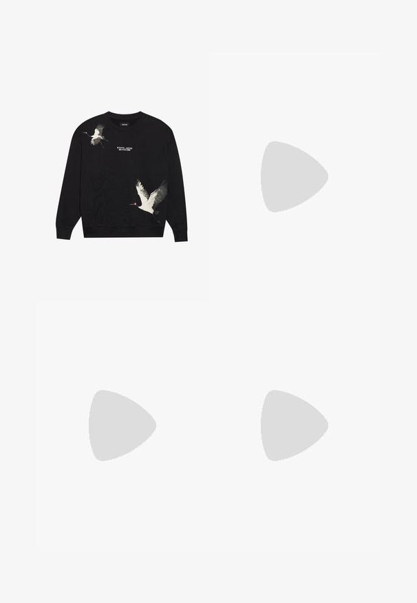 Sort sweatshirt med to hvide traner i flugt med røde detaljer. Tekst der siger "KYOTO, JAPAN" trykt under designet.; Hvid bomulds t-shirt med klassisk rund halsudskæring, korte ærmer og lige kant. Kendt for sit enkle design og bløde tekstur.; Sorte sweatpants lavet af blød stof, med elastisk talje med snøre, to sidelommer og to cargo-style lommer.; Hvide høje sneakers lavet af læder, med en glat overflade, perforeret tåboks og en polstret krave med tone-i-tone snørebånd og branding.