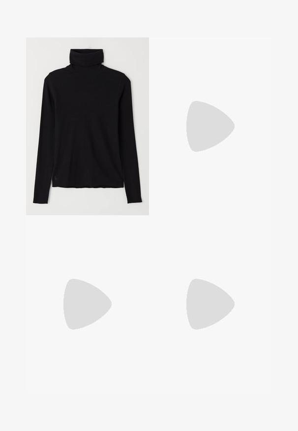 Schwarzer Rollkragenpullover aus geripptem Stoff. Lange Ärmel, figurbetonte Passform und ein leicht lockerer Saum ohne sichtbare Muster oder Beschläge.; Beige weite Hosen mit hoher Taille, Falten vorne und glatter Textur, kombiniert mit hellen Schuhen.; Schwarze Leder-Hochzehen-Sandale mit offener Zehe, asymmetrischem Design, Knöchelriemen und metallic kegelförmigem Absatz. Glatte Textur über das gesamte Produkt.; Braune strukturierte Ledertasche mit goldener Kettenriemen und Klappenverschluss. Die Vorderseite zeigt ein Logo-Detail und eine Tasche unter der Klappe.