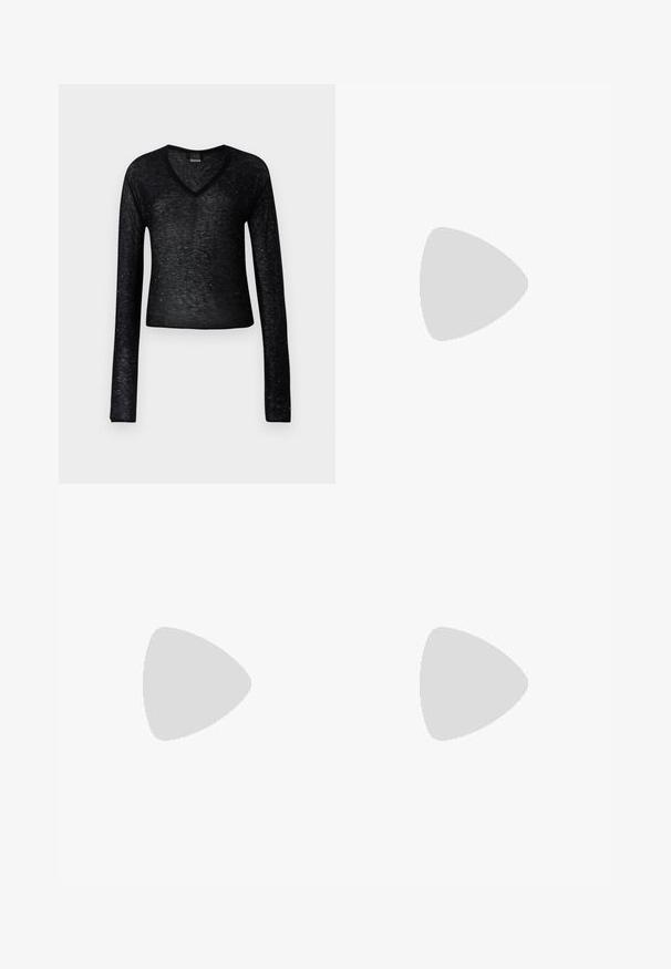 Pinko SALOMONE  - Vesta - nero limousine; Crne krojene hlače s ravnim nogavicama, s dva prednja naborana dijela i glatkom teksturom tkanine. Nema vidljivih džepova ili hardvera.; Crna kožna visoka potpetica s šiljastim reperima, koja ima dva remena s zlatnim kopčama i crnim studovima. Glatka tekstura i elegantan dizajn.; Crna kožna prsluk s visokim ovratnikom, zatvorenim džepovima i crnom kviltanom torbicom s srebrnim detaljima, uparen s dugom crnom suknjom.