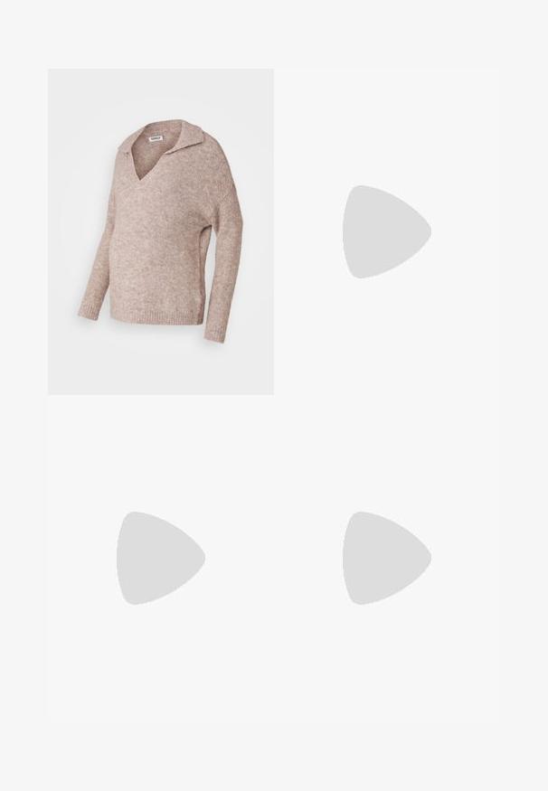 Jasno beżowy, dziany sweter z dekoltem w serek i kołnierzem. Miękka struktura, długie rękawy, luźny krój i ribbowe detale na dolnej krawędzi.; Czarne żebrowane spodnie szerokie z wysokim pasem. Materiał ma gładką teksturę, z zaznaczonymi detalami po bokach.; Czarny skórzany mokasyn z niskim obcasem, z haftowanym wzorem i wsuwaną stylistyką, na jednolitym białym tle.; Czarna torebka o usztywnionym kształcie, gładkiej fakturze i metalowym zapięciem. Połączona z szerokimi czarnymi spodniami i sandałami na otwartym palcu na drewnianej podłodze.