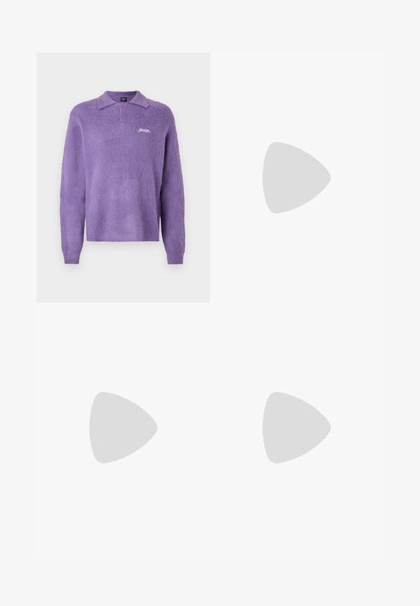 Lila, kuscheliger Polo-Pullover mit Kragen, langen Ärmeln und drei Knöpfen. Hat ein weißes Logo auf der Brust. Weiche Textur.; Schwarze Cordstoff-Hosen mit weitem Bein und Fältchen, ausgestattet mit einem goldfarbenen Knopfverschluss und einer strukturierten Oberfläche. Keine sichtbaren Taschen.; Schwarze Wildledersneaker mit weißen Akzenten und einem goldenen Logo. Getragen mit hellblauen Jeans und auf einer strukturierten blauen Oberfläche platziert.; Schwarze Lackleder-Clutch mit einer großen, glänzenden Schleife und einem goldenen Logo-Highlight. Enthält einen abnehmbaren Handgelenkriemen.
