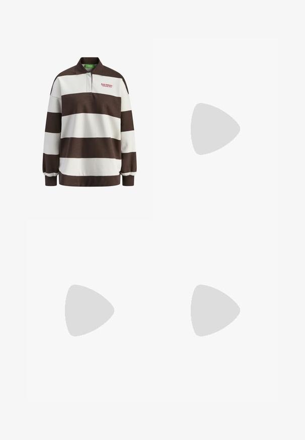 Hnědo-bílý pruhovaný svetr s límečkem, na kterém je vyšitý nápis "SAN DIEGO California 1975" v červené barvě. Měkký bavlněný materiál.; Dlouhý rukáv, zkrácený top z světle béžového ribbového materiálu s výstřihem do V a minimálními švy na límci.; Černé široké kalhoty vyrobené z hladkého materiálu, s vysokým pasem, předními sklady a bočními kapsami. Jednoduchý design bez ozdob.; Hnědé kožené lodní boty s texturovaným svrškem, černým šněrováním a zlatými očka. Obsahují odolnou, vroubkovanou gumovou podrážku.