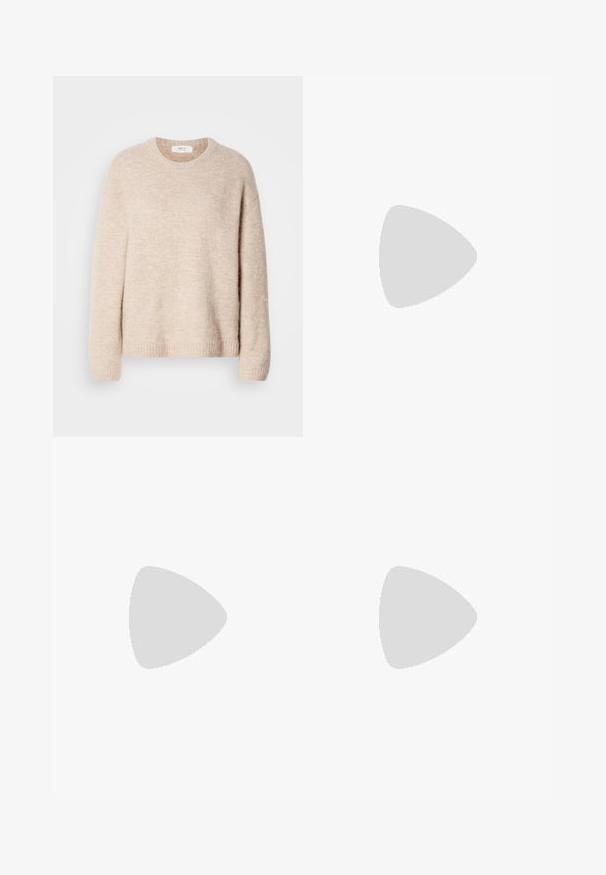 Suéter de punto beige con cuello redondo, mangas largas y dobladillo acanalado. Tejido suave y texturizado con un ajuste relajado.; Jeans de pierna recta en azul claro, confeccionados en denim, con un diseño clásico de cinco bolsillos, costuras visibles y un acabado ligeramente descolorido.; Botín de ante marrón hasta el tobillo con punta redondeada y forro suave, que cuenta con una suela de goma plana y detalles de costura mínimos.; Samsøe Samsøe DIAMOND SCARF - Bufanda - grey melange; Bolso tote de imitación cuero marrón con dos asas largas y un pequeño bolso a juego. La superficie presenta un patrón texturizado y detalles en dorado.