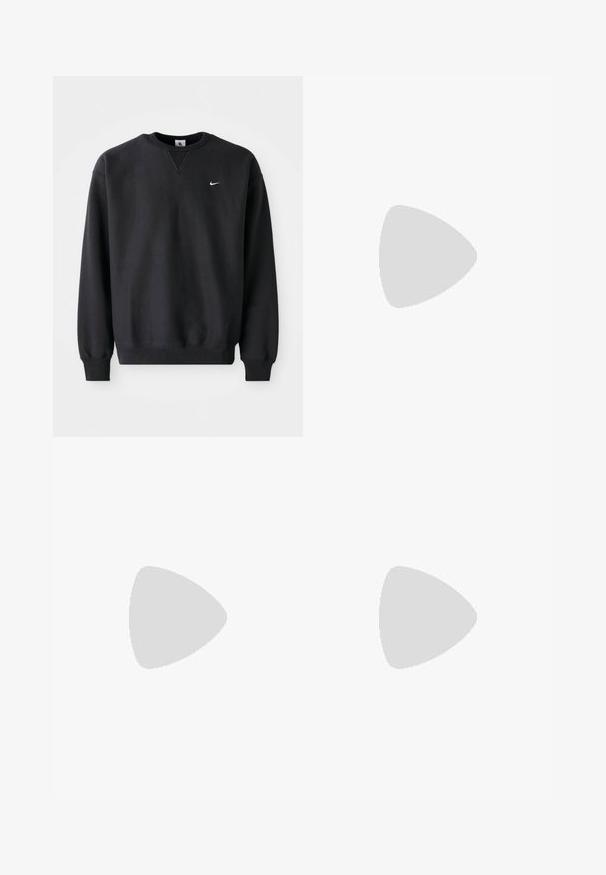 Črna Nike kapuca z okroglo izrezom in dolgimi rokavi, s klasičnim belim swoosh logotipom na prsih.; Temno modri bombažni kratki hlače z elastičnim pasom in nastavljivo vrvico. Imajo stranske žepe in majhen logotip na robu.; Črne športne čevlje z modrimi in srebrnimi detajli, ki imajo teksturirano zgornji del, drzna zasnova podplata in sistem vezalk. Postavljeni na modro preprogo.; Črne Sonnenbrille z zavitimi okvirji in temno zelenimi lečami. Matt finiš, ukrivljen dizajn, s ravnimi ročaji in diskretnim logotipom na strani.
