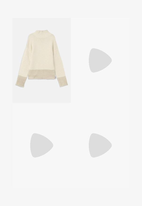 Chuný pletený sveter v smotanovej farbe s vysokým, rebrovaným golierom. Obsahuje textúrované vzory a rebrované manžety a lem. Mäkkučká, hrejivá látka.; A-COLD-WALL* FORMAT PANT - Nohavice - beige bone; Biele nízke tenisky s zeleným lemovaním, béžovými zamatovými detailami a krémovou podošvou s drsným dnom.; Čierna vypchaná taška s širokým, mäkkým ramenným popruhom a hornou rúčkou. Obsahuje zips a diskrétny logotyp na prednej strane.