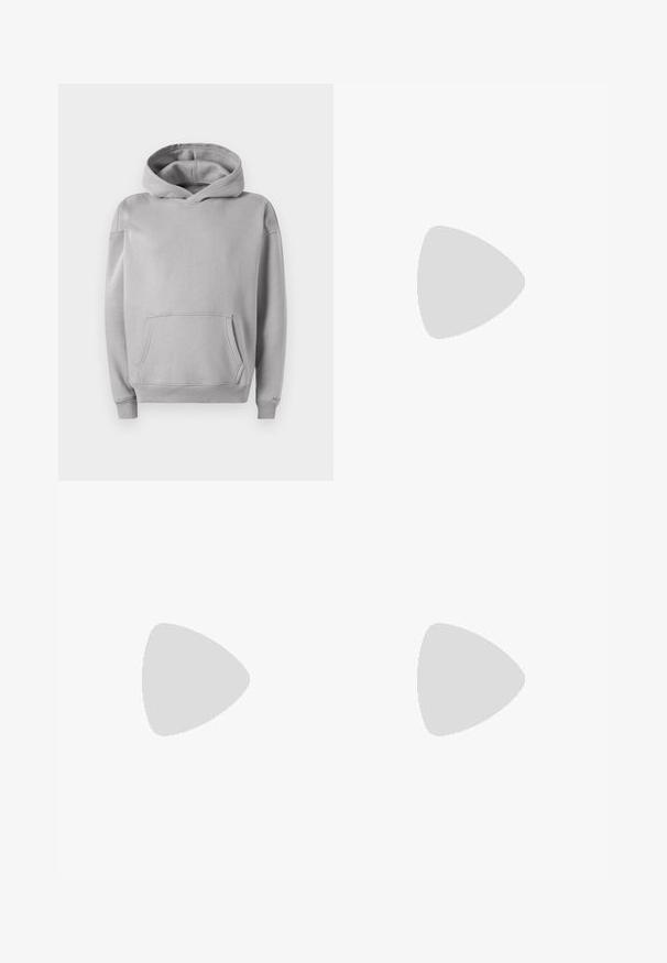 Grijze hoodie gemaakt van zachte stof, met een voorzak, geribbelde manchetten en een casual pasvorm. Gladde textuur met een minimalistisch ontwerp.; Zwarte mesh sportshorts met een elastische tailleband, voorzien van witte strepen langs de zoom voor extra detail. Lichtgewicht en ademend materiaal.; Witte sneaker met zwarte en grijze accenten, voorzien van een grijze neus met textuur, zwarte rubberen zool en platte witte veters. Schoon ontwerp, minimalistische stijl.; Zwarte leren schoudertas met een ritsluiting, voorzien van een gestructureerd lichaam, witte stiksels en een band met zilveren oogjes.